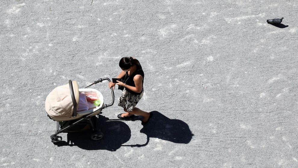 Un postnatal de un año: buena intención, mala política pública