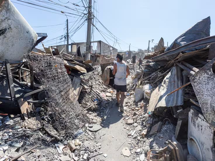 Economista Luis González por incendios en Valparaíso: “A diferencia de 2017 y 2023, se dañó una zona urbana y por lo tanto, los costos son mayores”