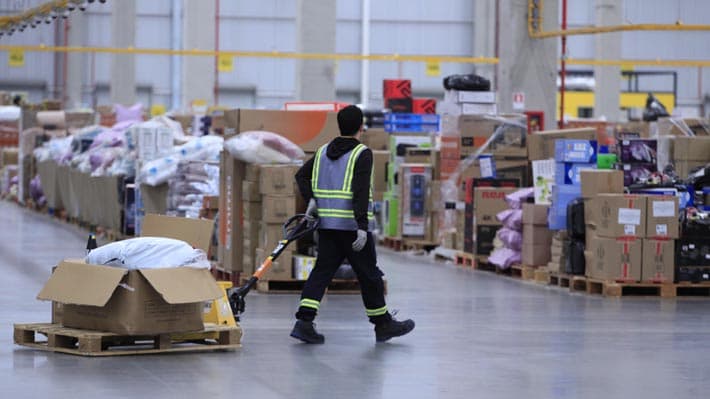 Obligar a contratar jóvenes y "brusca" alza del sueldo mínimo: Las "novedosas" propuestas laborales (y sus efectos)