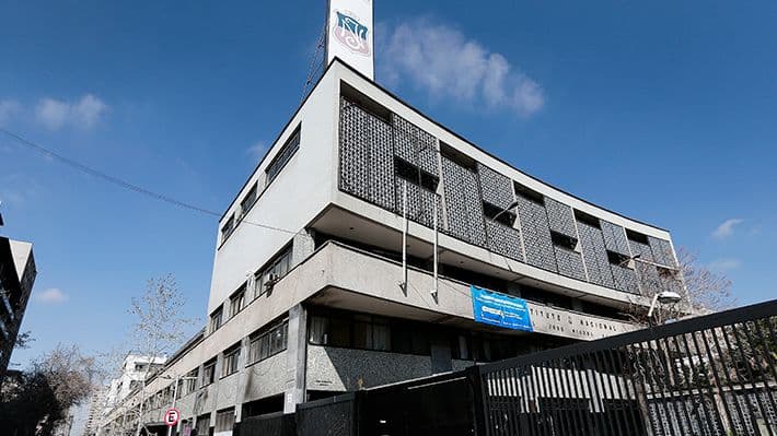 Desplome del Instituto Nacional en la PAES impacta en el debate: El análisis de una "muerte lenta"