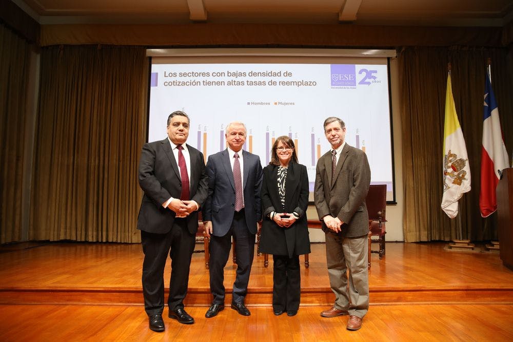 Clapes UC presentó nuevo estudio: “La reforma de pensiones y su efecto en el mercado laboral chileno”