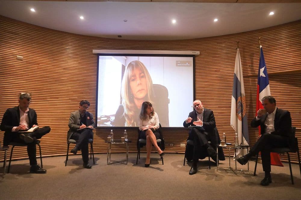 Senadores analizaron el escenario post 4 de septiembre en Clapes UC