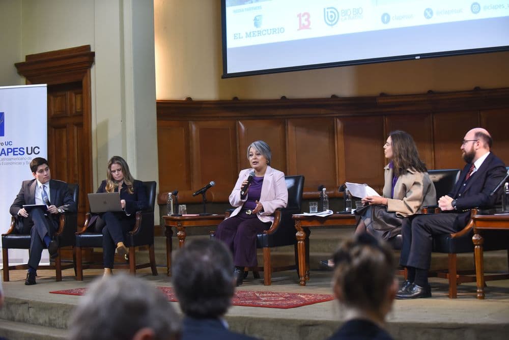 A Kast no se le pregunta si es…”: La crítica de Jeannette Jara ante pregunta reiterativa en seminario CLAPES UC