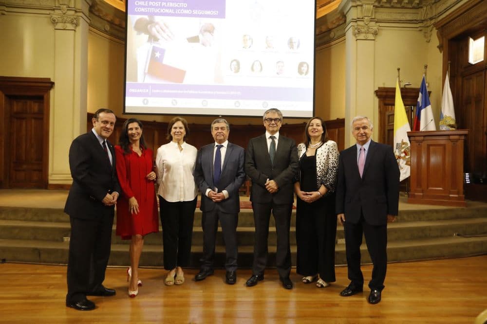 En seminario de Clapes UC: “Chile Post Plebiscito Constitucional ¿Cómo seguimos?” Crece consenso en lograr acuerdos que solucionen los problemas reales y urgentes de Chile