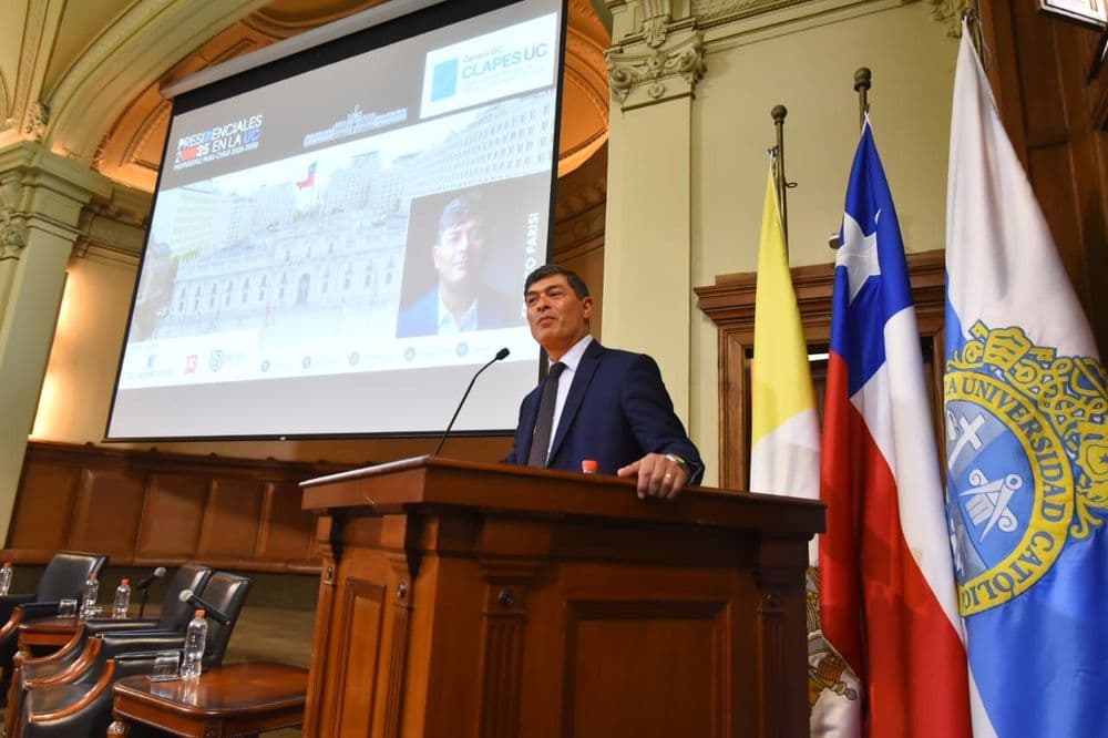 Cárcel en un barco, migración y "clientelismo" en el FA: Las definiciones de Parisi en CLAPES UC