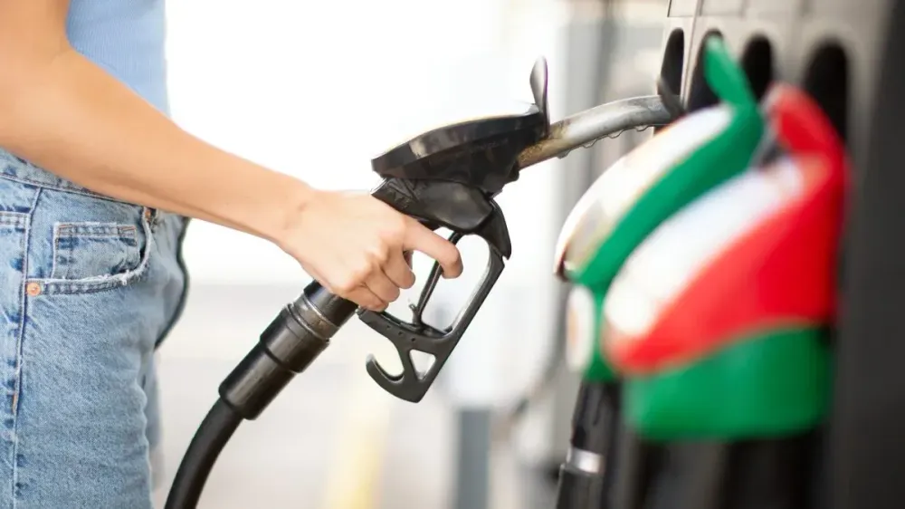 Precio de la bencina en Chile tendrá una baja este jueves: esto costará el litro de gasolina y diésel, según expertos