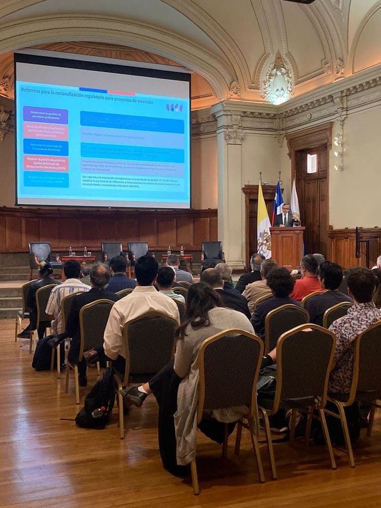 Preocupaciones económicas se toman foro politico post-plebiscito en la U.C.