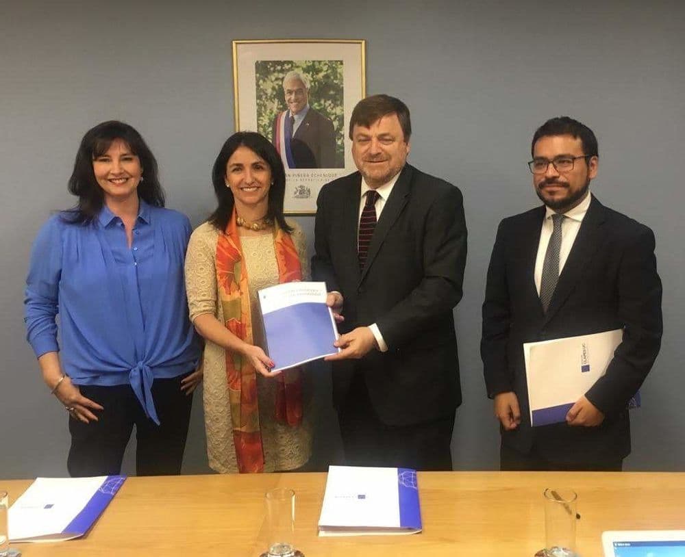 Director de Clapes UC entrega estudio a Ministra (s) de la Mujer