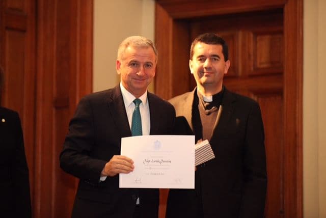 Director de Clapes UC recibe premio a trayectoria académica
