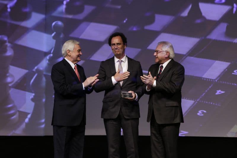 Miembro del Consejo Directivo de Clapes UC recibe premio Avonni