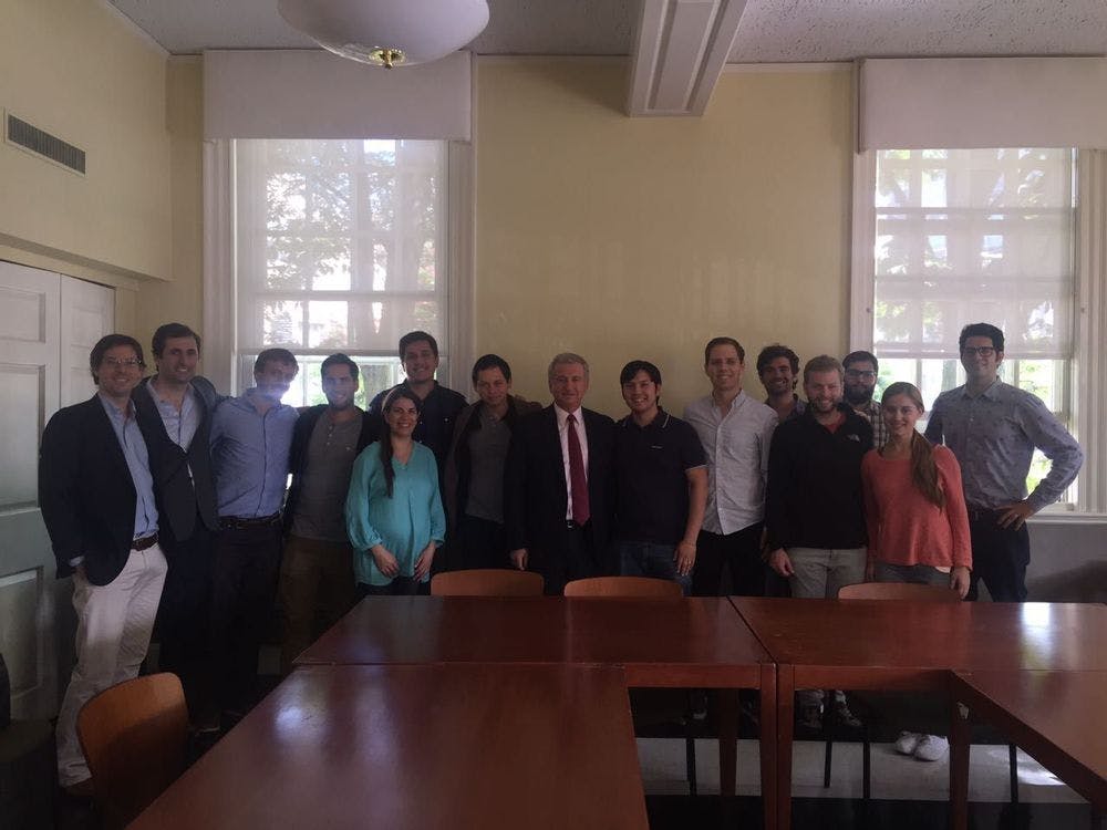 Director de Clapes UC se reúne con chilenos en EE.UU